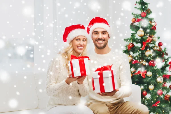 幸福的夫妇在家里用圣诞礼品盒 — 图库照片