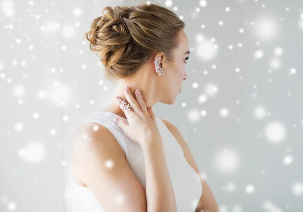 Primo piano di bella donna con anello e orecchino — Foto Stock