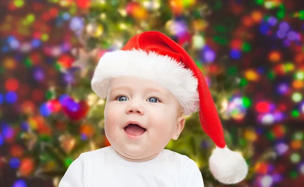 Menino no Natal chapéu de Papai Noel sobre luzes azuis — Fotografia de Stock