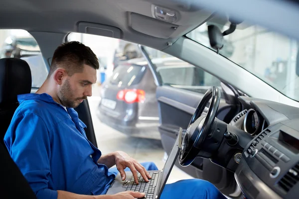 Uomo meccanico con il computer portatile che fa diagnostica auto — Foto Stock