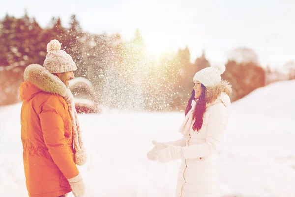 Ευτυχισμένο ζευγάρι παίζει με το χιόνι το χειμώνα — Φωτογραφία Αρχείου