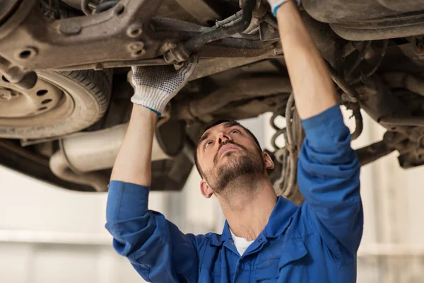 Meccanico uomo o fabbro riparazione auto in officina — Foto Stock