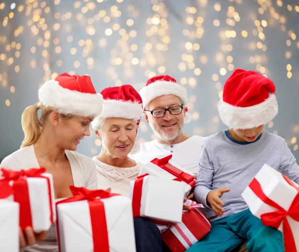 Famiglia felice seduta sul divano a casa — Foto Stock