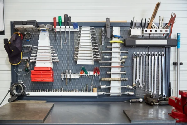 Conjunto de herramientas en el taller del coche — Foto de Stock
