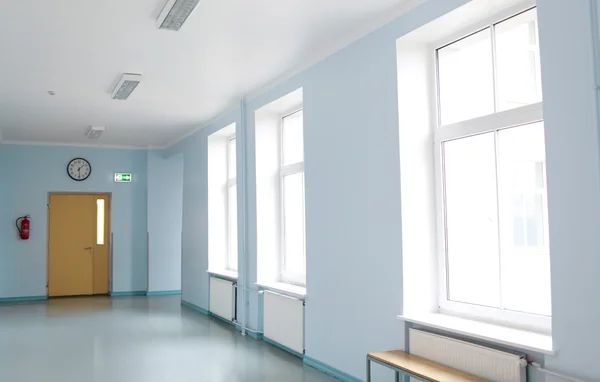 Пустой школьный коридор — стоковое фото