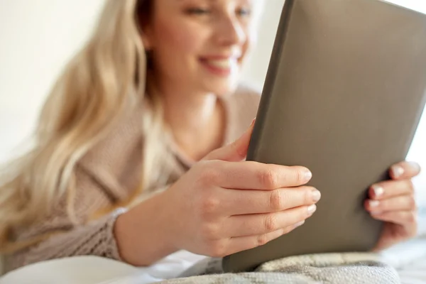 Primer plano de la mujer joven con la tableta PC en casa — Foto de Stock