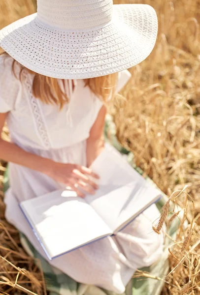 Primer plano del libro de lectura de la mujer en el campo de cereales — Foto de Stock