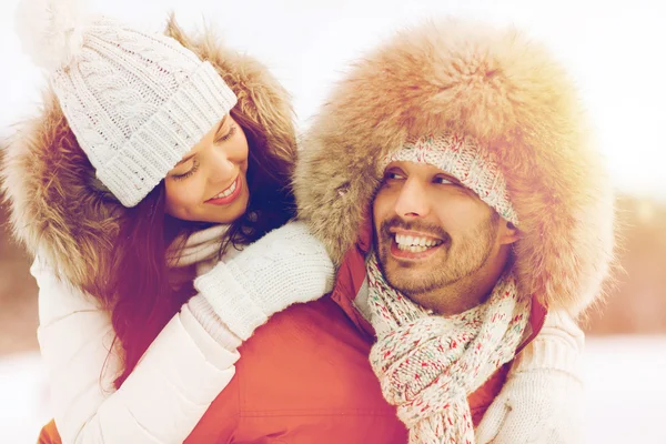 Casal feliz se divertindo sobre fundo de inverno — Fotografia de Stock
