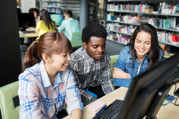 Estudiantes internacionales con computadoras en la biblioteca — Foto de Stock