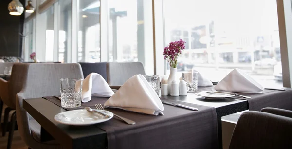 テーブルと椅子のあるレストランのインテリア — ストック写真