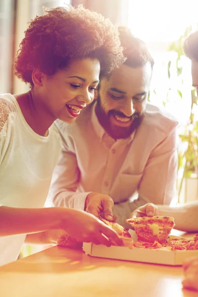 Happy business team eating pizza in office — Stock Photo, Image