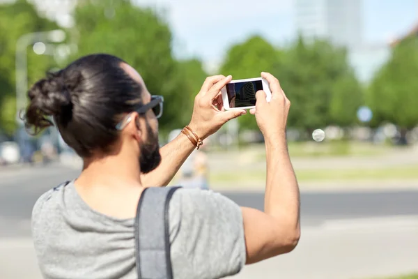 流行に敏感な男のスマート フォンで写真を撮る — ストック写真