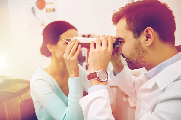 Oční optika s pupilometer a pacient na Oční klinice — Stock fotografie