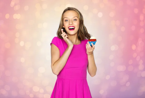 Lycklig kvinna eller tonåring flicka äter födelsedag cupcake — Stockfoto