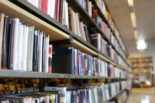 Estantes com livros na biblioteca da escola — Fotografia de Stock