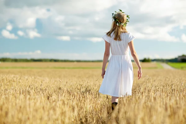 Felice giovane donna in corona di fiori sul campo di cereali — Foto Stock