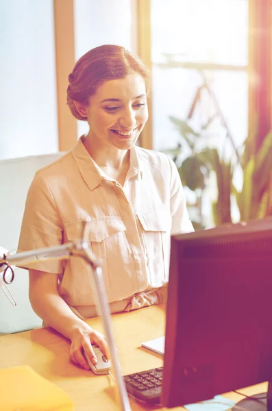 Lykkelig forretningskvinne med datamaskin på kontoret – stockfoto