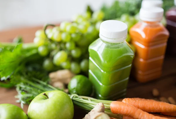 Bottiglie con diversi succhi di frutta o verdura — Foto Stock