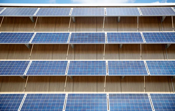 건물 벽면에 태양 전지 패널 — 스톡 사진
