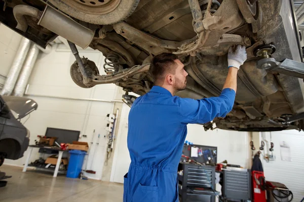 Mechaniker oder Schmied reparieren Auto in der Werkstatt — Stockfoto