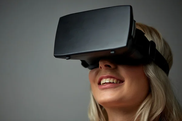 Primer plano de la mujer en auriculares de realidad virtual —  Fotos de Stock