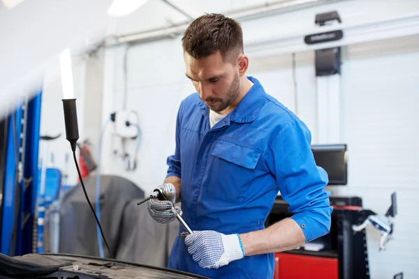 Mecánico hombre con llave de reparación de coches en el taller —  Fotos de Stock