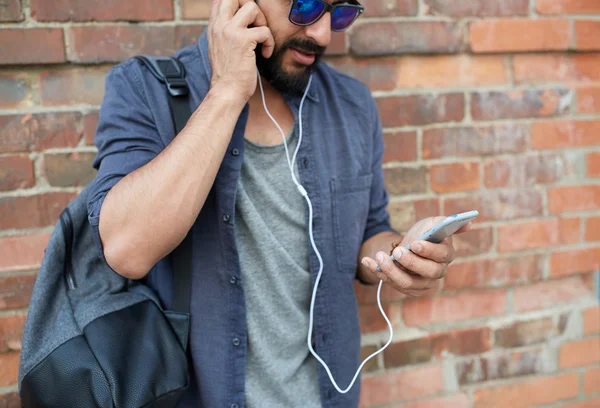 Άνθρωπος με ακουστικά, smartphone και τσάντα στον δρόμο — Φωτογραφία Αρχείου