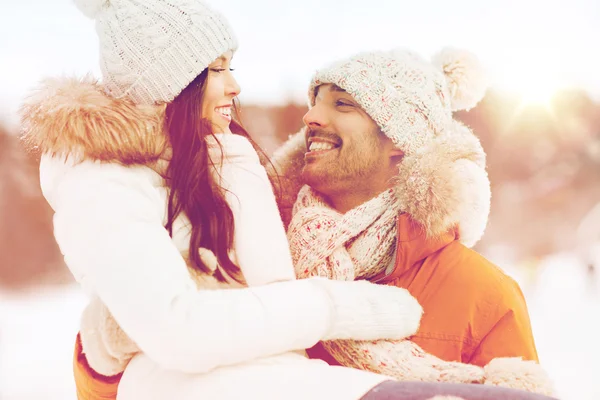 Casal feliz ao ar livre no inverno — Fotografia de Stock