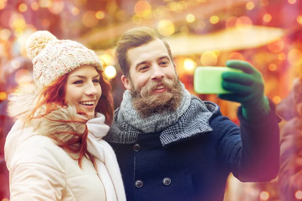 Pareja tomando selfie con smartphone en el casco antiguo — Foto de Stock