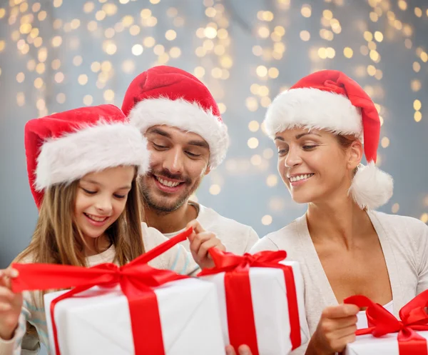 Família feliz com caixas de presente de Natal — Fotografia de Stock