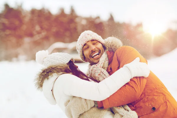 Mutlu çifte sarılma ve kışın gülüyor — Stok fotoğraf