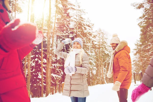 Szczęśliwy znajomych gra snowball w zimowym lesie — Zdjęcie stockowe