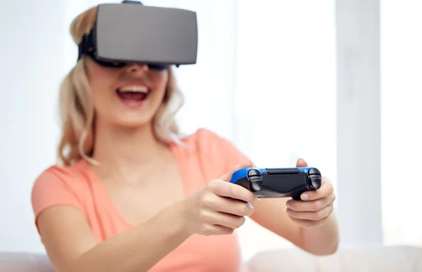 Mulher em fone de ouvido de realidade virtual com controlador — Fotografia de Stock