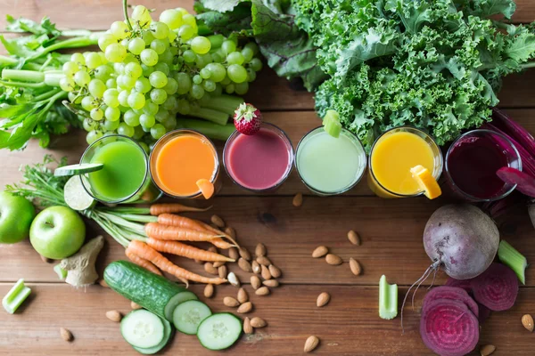 Glasögon med olika frukt- eller grönsaksjuice — Stockfoto