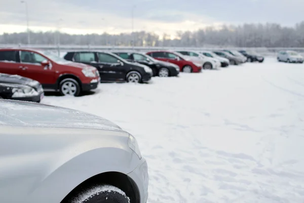 Aparcamiento de invierno con nieve —  Fotos de Stock