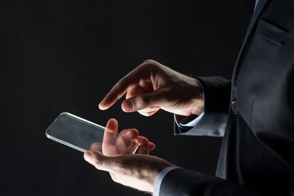 Primo piano di uomo d'affari con smartphone in vetro — Foto Stock
