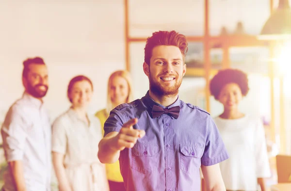 Glücklicher Mann zeigt mit dem Finger auf Sie über Büro-Team — Stockfoto