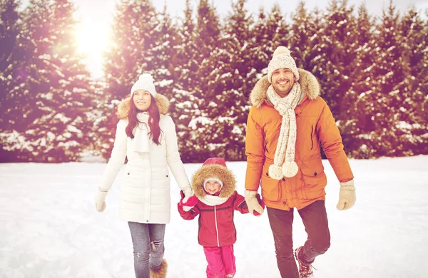 Ευτυχισμένη οικογένεια σε ρούχα χειμώνα περπάτημα σε εξωτερικούς χώρους — Φωτογραφία Αρχείου