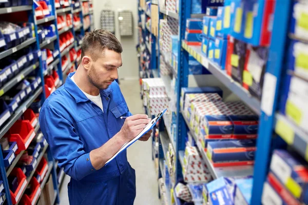 Automonteur met Klembord op auto workshop — Stockfoto