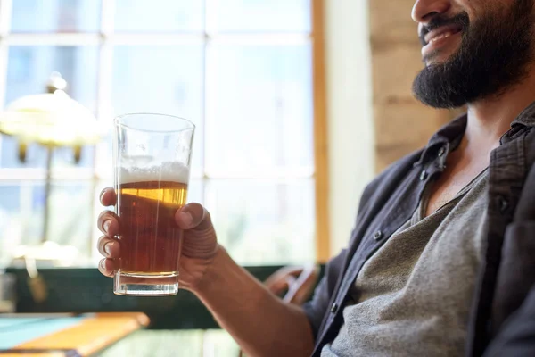 Close up de homem feliz bebendo cerveja no bar ou pub — Fotografia de Stock