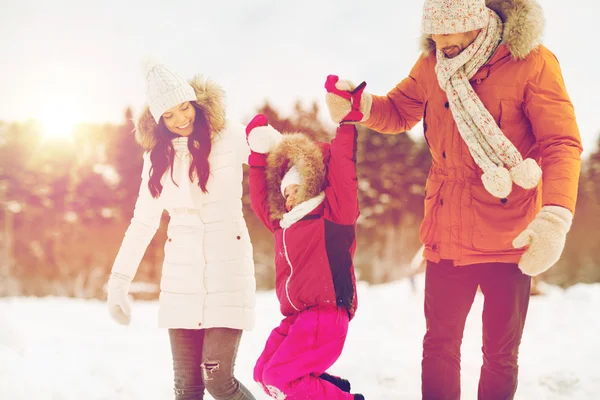 Família feliz em roupas de inverno andando ao ar livre — Fotografia de Stock