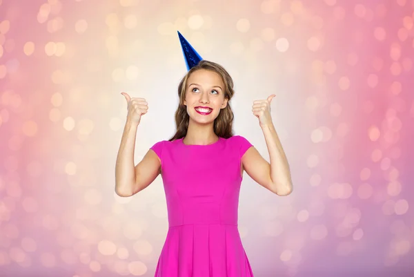 Feliz joven mujer o adolescente chica en partido gorra — Foto de Stock