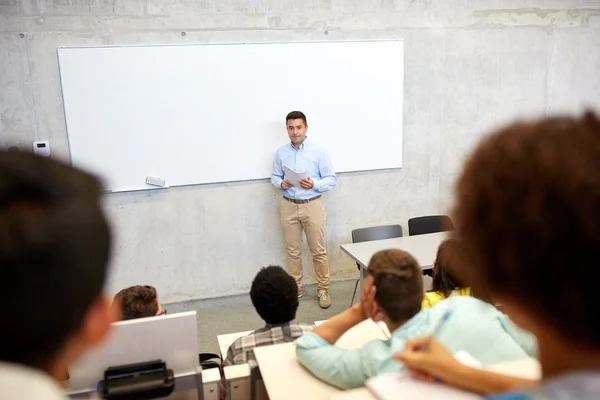 Studentengruppe und Lehrer bei der Vorlesung — Stockfoto