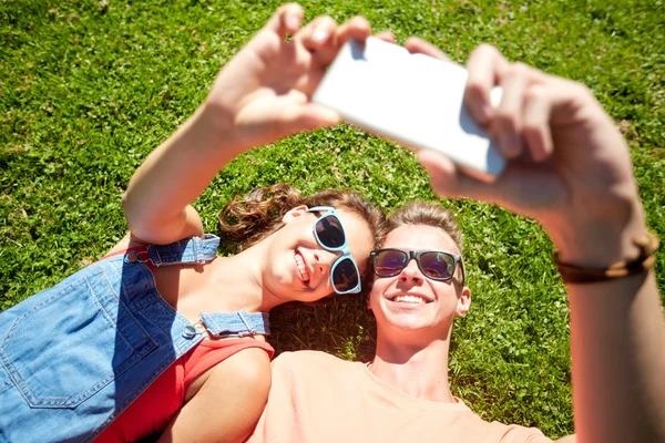 Feliz pareja tomando selfie en el teléfono inteligente en verano —  Fotos de Stock