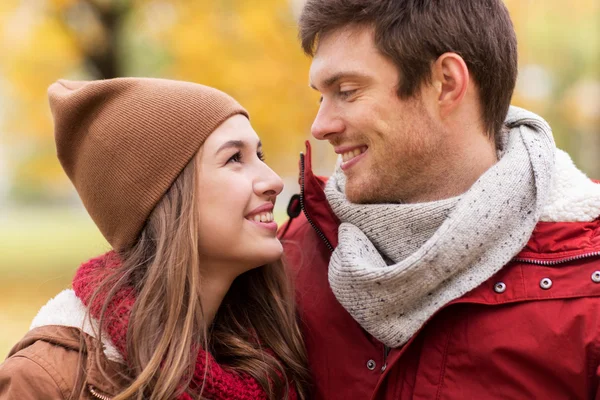 Nahaufnahme eines glücklichen Paares beim Spazierengehen im Herbstpark — Stockfoto