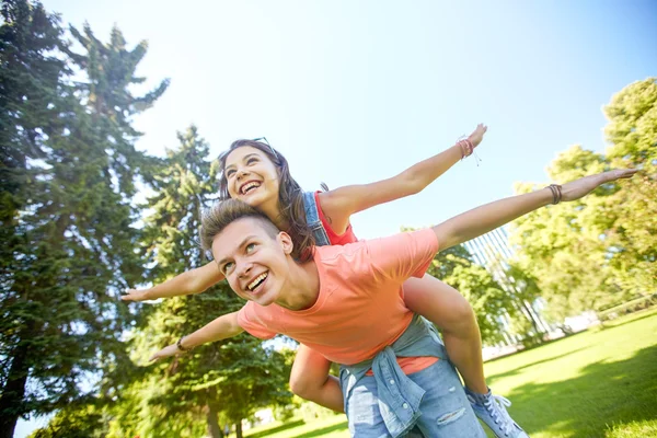 Feliz casal adolescente se divertindo no parque de verão — Fotografia de Stock