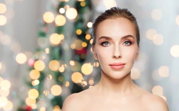 Hermosa cara de mujer sobre luces de Navidad Fotos de stock