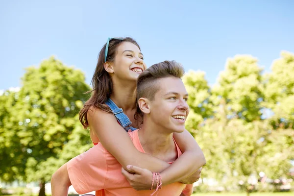 Szczęśliwa para nastoletnich, zabawy w parku lato — Zdjęcie stockowe