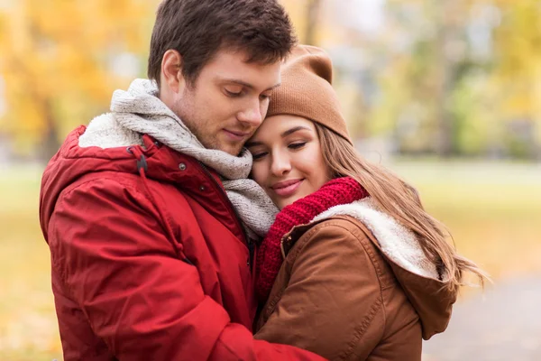 Primer plano de la feliz pareja abrazándose en el parque de otoño — Foto de Stock