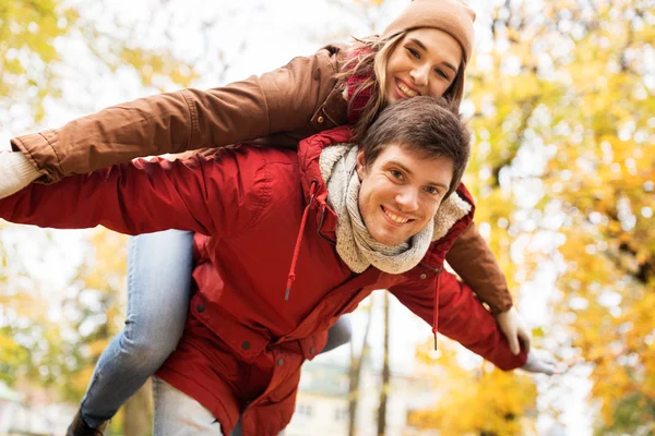 Gelukkige jonge paar plezier in herfst park — Stockfoto